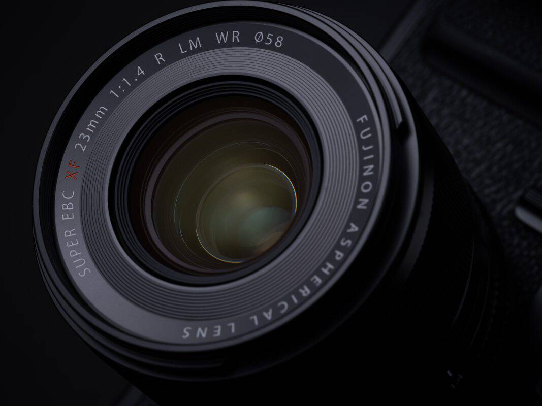 Hochwertiges Kameraobjektiv von Fujifilm mit 23mm Brennweite.