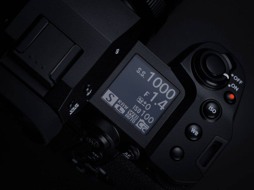 Professionelle DSLR-Kamera mit Display und Bedienelementen für Fotografie.