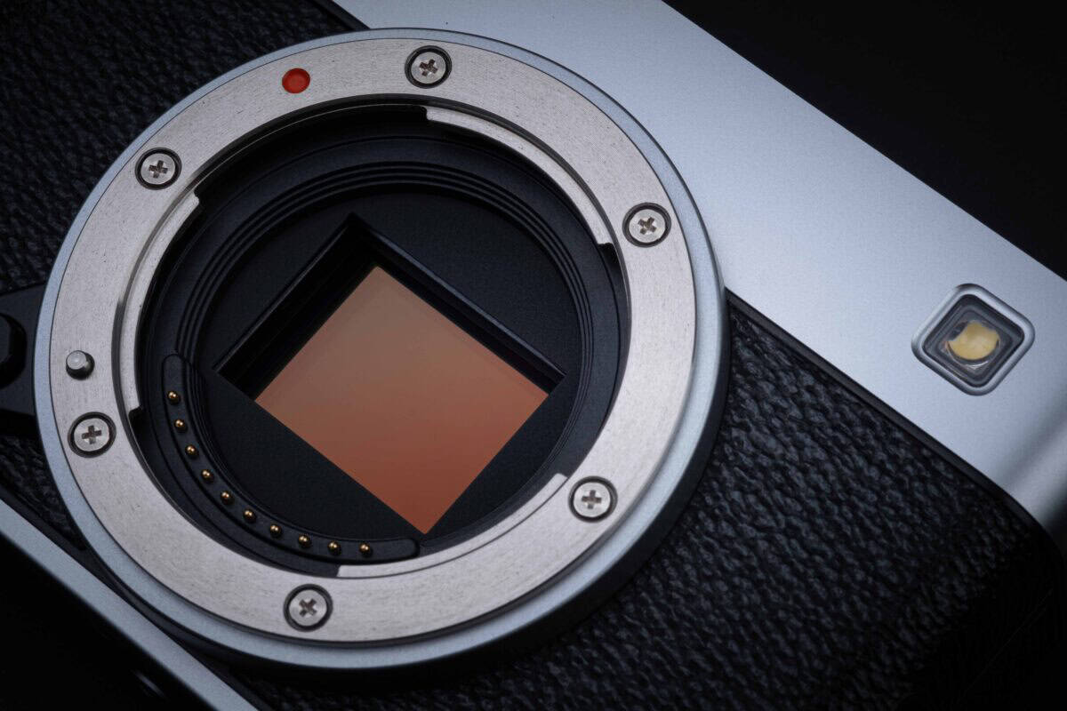 Fujifilm X-E5 Gehäuse schwarz mit Objektivanschluss.