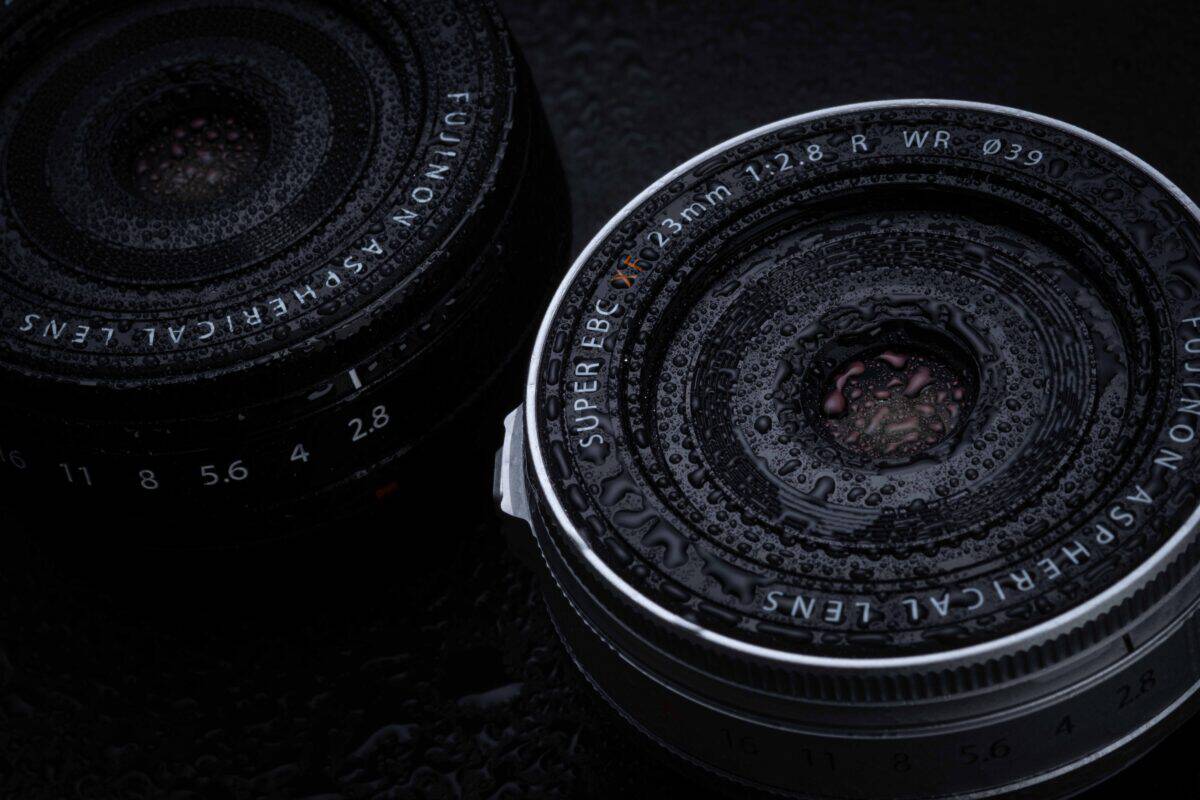 Fujinon XF23mm F2.8 R WR Objektiv mit Wassertröpfchen auf der Linse.